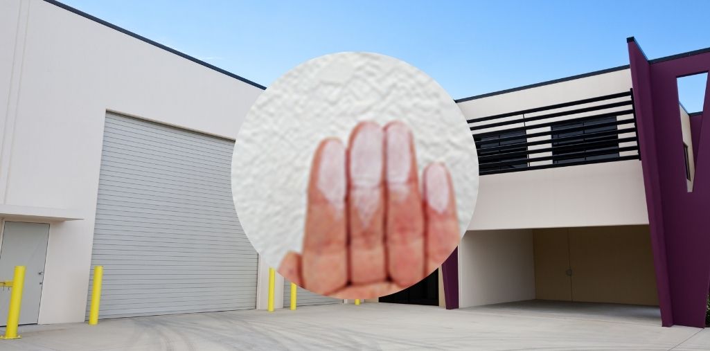 倉庫の塗装をするべきタイミング③壁に触れると白い粉のようなものが付く